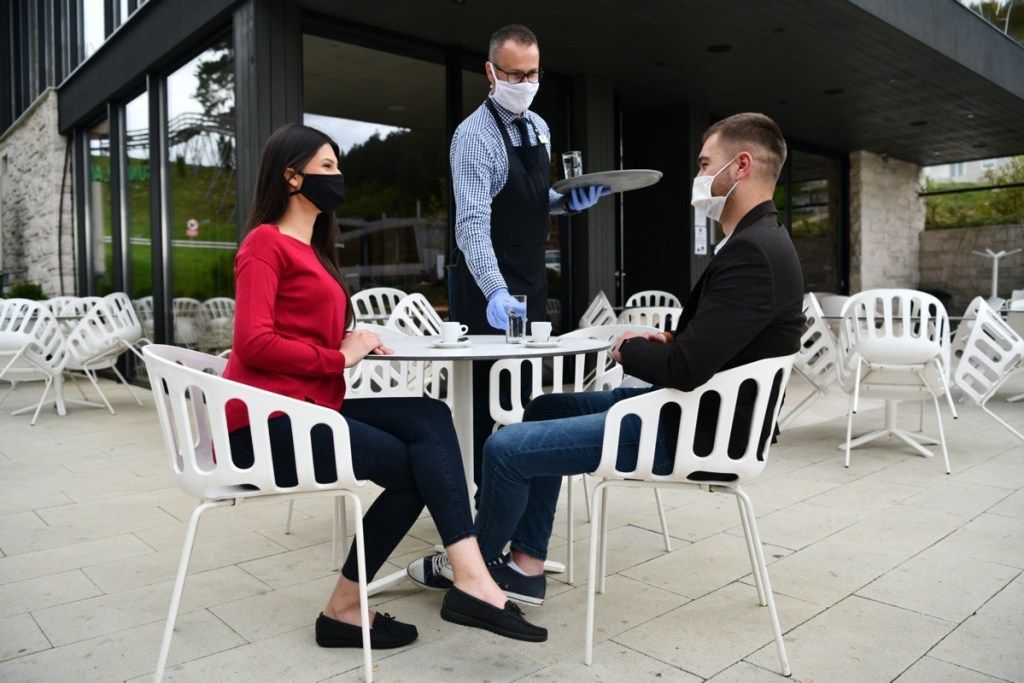 Ini 5 Tips Aman Pakai dan Lepas Masker saat Makan di Restoran
