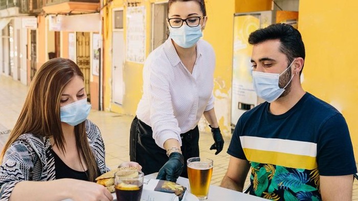 Ini 5 Tips Aman Pakai dan Lepas Masker saat Makan di Restoran