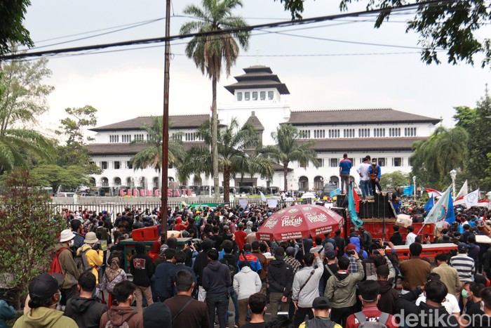 Tolak Omnibus Law, Massa Aksi Penuhi Gedung Sate Ribuan buruh dan mahasiswa sudah memenuhi Gedung Sate untuk melakukan aksi penolakan Omnibus Law Cipta Kerja.