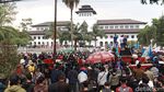 Tolak Omnibus Law, Massa Aksi Penuhi Gedung Sate