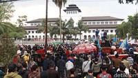 Pantauan detikcom, Kamis (8/10/2020) buruh dan mahasiswa melakukan orasi tepat didepan gerbang Kantor Gubernur Jawa Barat, Ridwan Kamil.  