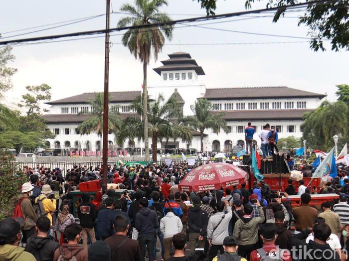 Ribuan buruh dan mahasiswa sudah memenuhi Gedung Sate untuk melakukan aksi penolakan Omnibus Law Cipta Kerja.