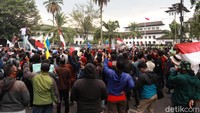 Aksi demonstrasi ini dilakukan oleh mahasiswa dan buruh gabung yang berasal dari Bandung Raya.  