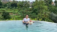 Foto sedang liburan Tommy Kurnaiwan menjadi masalah karena diunggah saat DPR RI mengesahkan UU Cipta Kerja. UU itu dinilai merugikan buruh. (Instagram Tommy Kurniawan)