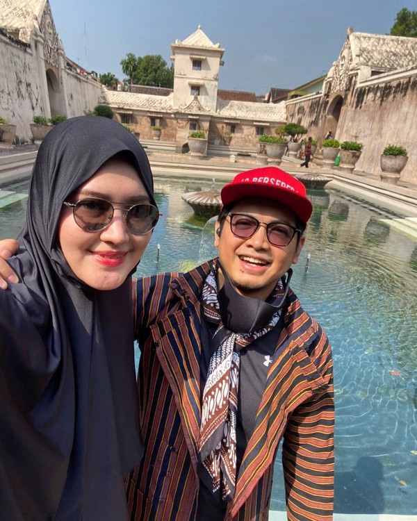 Tommy Kurnaiwan bersama istri di Taman Sari Yogyakarta (Instagram Tommy Kurniawan)