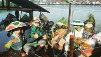 Tommy Kurniawan yang juga anggota DPR RI pernah ke Banjarmasin dan mengunjungi pasar terapung di sana. (Instagram Tommy Kurniawan)