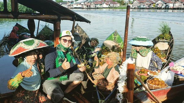 Tommy Kurniawan yang juga anggota DPR RI pernah ke Banjarmasin dan mengunjungi pasar terapung di sana. (Instagram Tommy Kurniawan) Tommy Kurniawan yang juga anggota DPR RI pernah ke Banjarmasin dan mengunjungi pasar terapung di sana. (Instagram Tommy Kurniawan)