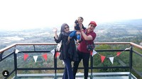 Pada unggahan terkininya saat berlibur bersama keluarga, Tommy malah dihujat karena permasalahan UU Cipta Kerja. Dok. Instagram/tommykurniawan