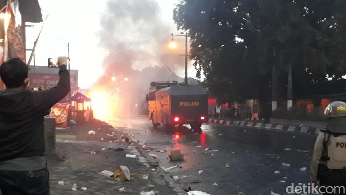 Truk Satpol PP dibakar massa demo Omnibus Law di Bundaran Tugu Kartasura, Sukoharjo, Kamis (8/10/2020).
