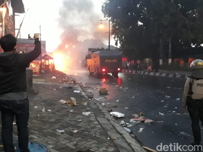 Truk Satpol PP dibakar massa demo Omnibus Law di Bundaran Tugu Kartasura, Sukoharjo, Kamis (8/10/2020).