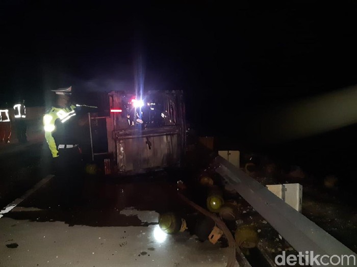 truk terbakar di tol