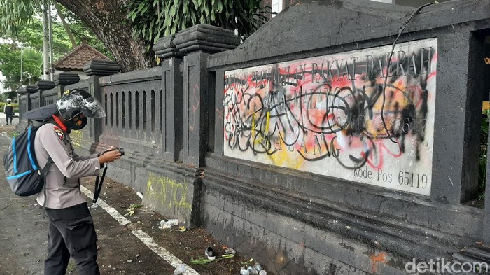 Jejak Vandalisme Dalam Aksi Demo Tolak Omnibus Law di Kota Malang