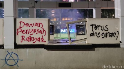 Potret Sisa-sisa Vandalisme di Kawasan Bundaran HI Pascademo