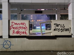 Aksi Pedagang Asongan Bersihkan Halte dari Coretan Piloks