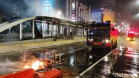 Disaat halte Transjakarta penuh vandalisme, halte Transjakarta lainnya pun habis dibakar pengunjuk rasa.  