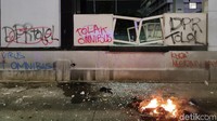 Vandalisme pun tak luput dari bagian aksi massa menolak UU Cipta Kerja, Kamis (8/10). Foto: Rachman Haryanto/detikcom
