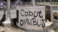 Pengunjuk rasa menuntut untuk mencabut Omnibus Law Undang-Undang Cipta Kerja yang telah disahkan oleh DPR.  