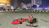 Tak hanya dibakar, sepeda-sepeda sewaan tersebut juga dilemparkan secara sembarang oleh massa aksi.  