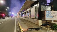 Aksi bakar sejumlah fasilitas umum juga dilakukan oleh para massa aksi.  