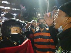 Video Risma Marahi Demonstran dari Madiun: Kenapa Kamu ke Sini?