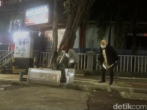Tangis Risma Usai Fasum Rusak Akibat Demo Tolak UU Omnibus Law
