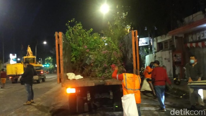 wali kota risma melihat dampak demo tolak omnibus law