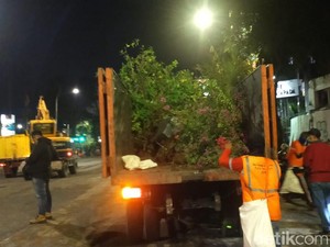 Puluhan Kendaraan Bersihkan Sisa-sisa Sampah Demo Anarkis di Surabaya