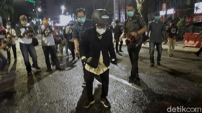 Setelah massa tolak Omnibus Law dipukul mundur polisi, Wali Kota Surabaya Tri Rismaharini turun ke lokasi kericuhan. Ia membersihkan sampah.