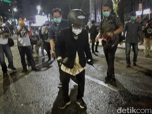 Risma Bersih-bersih di Lokasi Demo Omnibus Law yang Berujung Ricuh