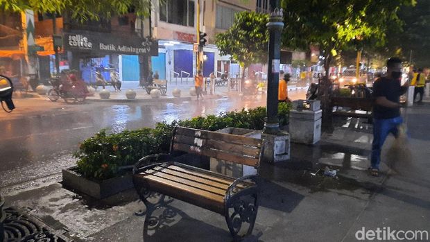 Warga gotong royong membersihkan Malioboro usai demo ricuh tolak Omnibus Law, Kamis (8/10/2020).