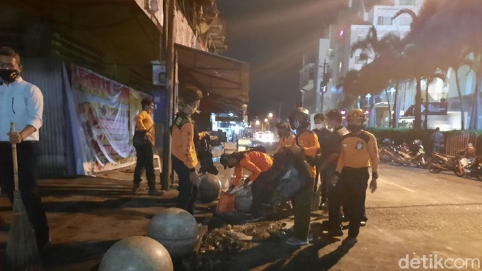 Warga gotong royong membersihkan Malioboro usai demo ricuh tolak Omnibus Law, Kamis (8/10/2020).