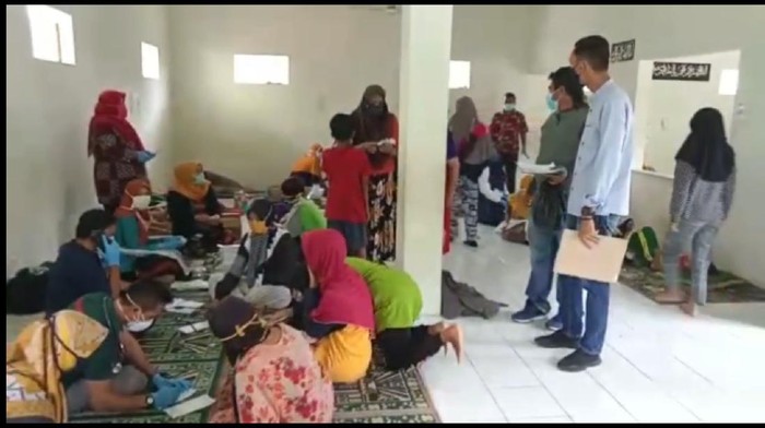 Warga keracunan massal.
