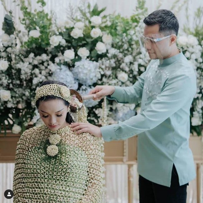 Dibantu oleh Mitra Seni Inten Dewangga sebagai pemangku adat, Zaskia Gotik tampak bahagia menjalani prosesi adat Sunda di acara tujuh bulanan kehamilannya. Salah satu prosesi adat tujuh bulanan yang dijalaninya itu adalah siraman. Siraman ertujuan untuk menyucikan secara lahir dan batin sang ibu dan calon bayi. Saat prosesi siraman ini, sang ibu yang memakai kain batik akan duduk dan disiram dengan air siraman yang telah ditaburi kembang setaman. Foto: Instagram @vamosfotografia, @ ferry_makeupartist, @@bejeee, @intendewangga.official