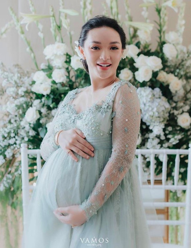 Penyanyi dangdut yang dikenal dengan goyang itik, Zaskia Gotik, mempercantik wajahnya dengan sederet perawatan. Klinik Dermapro Jakarta melalui unggahannya di Instagram mengungkap, deretan perawatan yang dilakukan Zaskia di antaranya, laser, filler, botox, dan tanam benang. Foto: Instagram Vamos