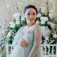 Penyanyi dangdut yang dikenal dengan goyang itik, Zaskia Gotik, mempercantik wajahnya dengan sederet perawatan. Klinik Dermapro Jakarta melalui unggahannya di Instagram mengungkap, deretan perawatan yang dilakukan Zaskia di antaranya, laser, filler, botox, dan tanam benang. Foto: Instagram Vamos