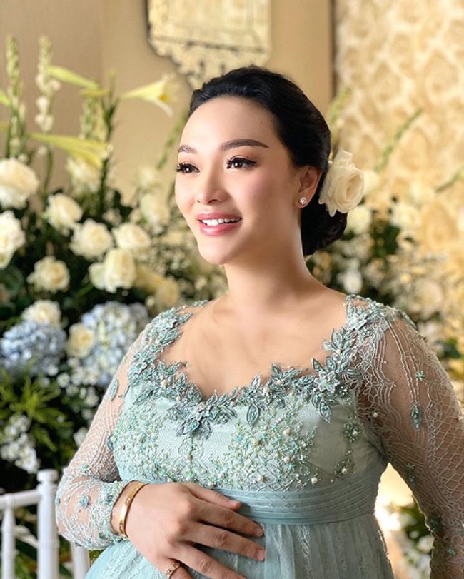 Zaskia Gotik tampil memesona saat acara tujuh bulanan kehamilannya dengan riasan flawless dari makeup artist Ferry. Pada akun Instagram @ferry, foto Zaskia Gotik ini pun dibanjiri pujian netizen. Zaskia disebut sebagai bumil cantik. Foto: Instagram @vamosfotografia, @ ferry_makeupartist, @@bejeee, @intendewangga.official