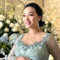 Zaskia Gotik tampil memesona saat acara tujuh bulanan kehamilannya dengan riasan flawless dari makeup artist Ferry. Pada akun Instagram @ferry, foto Zaskia Gotik ini pun dibanjiri pujian netizen. Zaskia disebut sebagai bumil cantik. Foto: Instagram @vamosfotografia, @ ferry_makeupartist, @@bejeee, @intendewangga.official