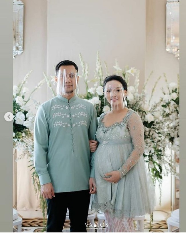 Alhamdulillah Eneng sekarang positif hamil. Sekitar dua minggu yang lalu kurang lebih sebelum kita mudik ke sini, kita ke dokter karena udah ngerasain gejala-gejala akhirnya kita periksa, begitu kata Sirajuddin mengenai kehamilan istrinya pada Juni 2020. Foto: Instagram @vamosfotografia, @ ferry_makeupartist, @@bejeee, @intendewangga.official