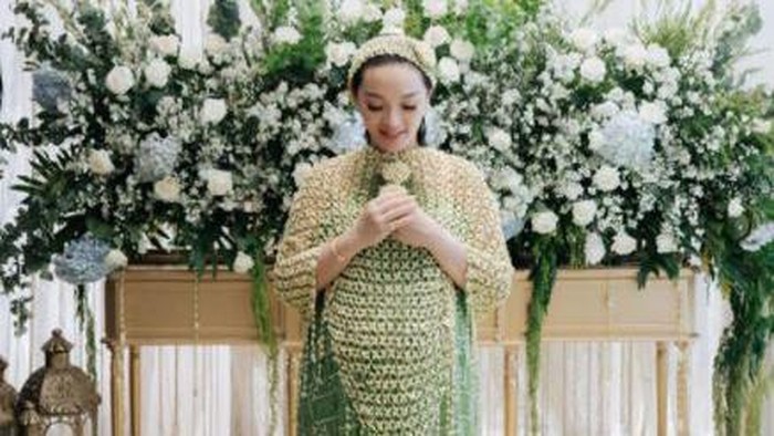 Kebahagiaan nampak jelas dari raut wajah Zaskia Gotik ya, Bunda. (Foto: Instagram @frrdnnn)