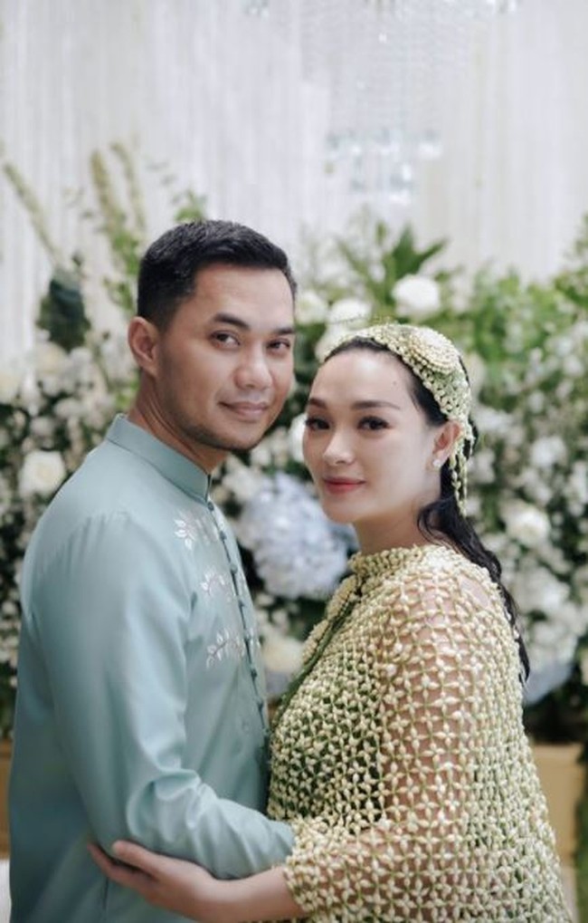 Zaskia Gotik telah menikah dengan Sirajuddin Mahmud Bambang pada Juni 2020. Sirajuddin Mahmud Bambang sendiri ternyata merupakan mantan suami dari artis Imel Putri. Foto: instagram