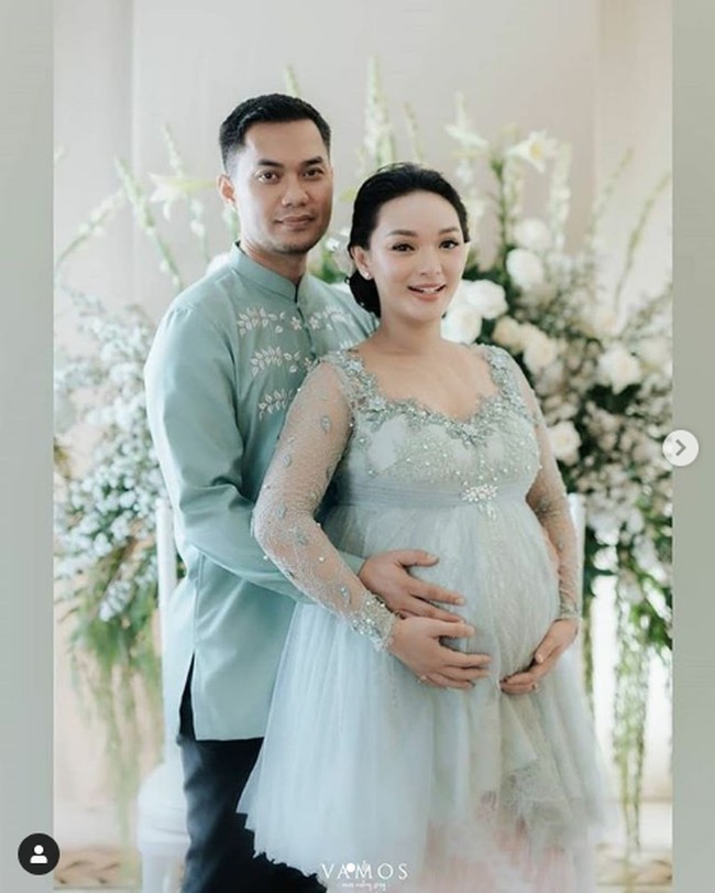 Zaskia Gotik sebelumnya mengungkapkan kehamilannya pada Juni 2020. Pada saat itu, dia sempat dituding hamil duluan. Nyatanya sebelum menggelar pernikahan secara resmi pada Juni 2020, Zaskia dan Sirajuddin sudah menikah siri pada April 2020. Setelah menikah siri itu, Zaskia langsung hamil. Foto: Instagram @vamosfotografia, @ ferry_makeupartist, @@bejeee, @intendewangga.official