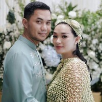 Zaskia Gotik telah menikah dengan Sirajuddin Mahmud Bambang pada Juni 2020. Sirajuddin Mahmud Bambang sendiri ternyata merupakan mantan suami dari artis Imel Putri. Foto: instagram
