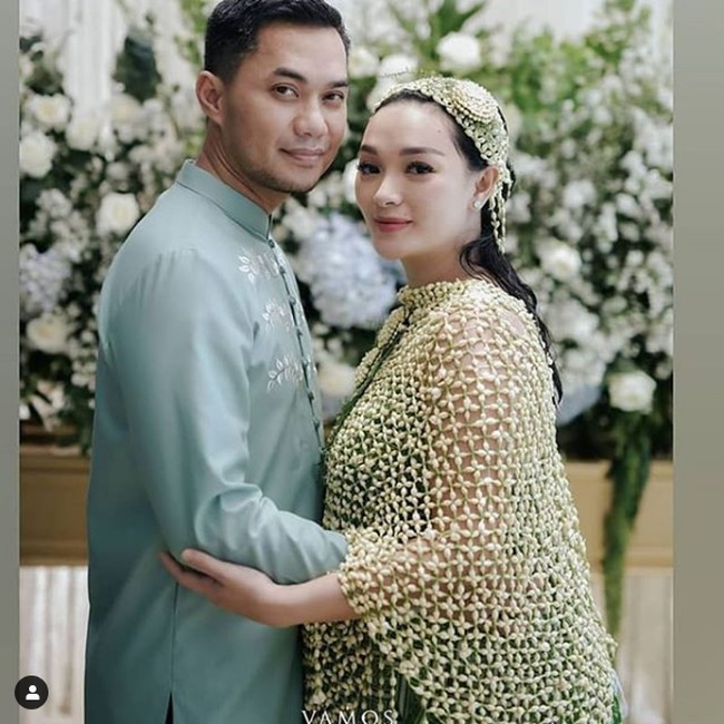 Setelah menjalani prosesi siraman di acara tujuh bulanannya, Zaskia Gotik berpose mesra dengan suaminya Sirajuddin. Bagi Sirajuddin, bayiyang tengah dikandung Zaskia ini akan jadi anak keduanya. Sirajuddin yang mantan duda itu sudah memiliki satu anak dari pernikahan sebelumnya. Foto: Instagram @vamosfotografia, @ ferry_makeupartist, @@bejeee, @intendewangga.official