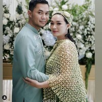 Setelah menjalani prosesi siraman di acara tujuh bulanannya, Zaskia Gotik berpose mesra dengan suaminya Sirajuddin. Bagi Sirajuddin, bayiyang tengah dikandung Zaskia ini akan jadi anak keduanya. Sirajuddin yang mantan duda itu sudah memiliki satu anak dari pernikahan sebelumnya. Foto: Instagram @vamosfotografia, @ ferry_makeupartist, @@bejeee, @intendewangga.official