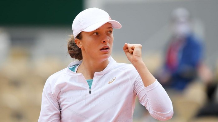 PARIS, FRANCE - OCTOBER 08: Iga Swiatek of Poland celebrates after winning a point during her Womens Singles semifinals match against Nadia Podoroska of Argentina on day twelve of the 2020 French Open at Roland Garros on October 08, 2020 in Paris, France. (Photo by Shaun Botterill/Getty Images)
