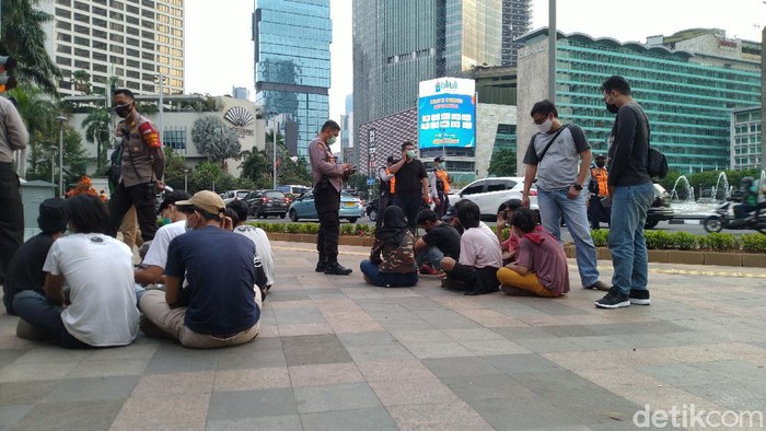 14 remaja diamankan di Bundaran HI.