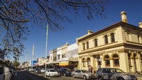10. Marrickville, Sydney: Keragaman penawaran merupakan kunci kesuksesan Marrickville di Sydney. Itu membuat traveler bisa dengan mudah menemukan makanan paling eklektik di Sydney, makanan Vietnam kelas dunia di sepanjang Illawarra Rd, menyantap pizza nabati di Pizza Madre, juga menenggak bir dari  berbagai produsen yang berbeda. (Getty Images/kokkai)