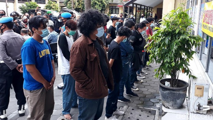 Polisi amankan 95 orang terkait demo tolak UU Cipta Kerja yang berujung rusuh di kawasan Malioboro, Yogyakarta. Diketahui, 36 orang diantaranya adalah mahasiswa