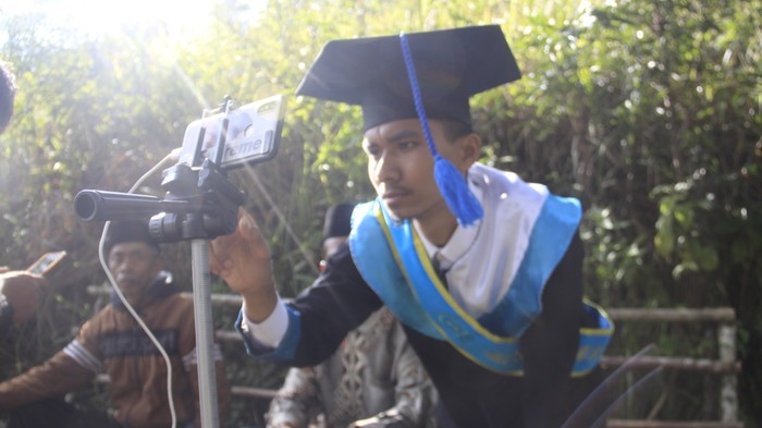 ahmad krismon Potret Ahmad Krismon dan keluarganya yang naik ke atas bukit agar mendapatkan sinyal