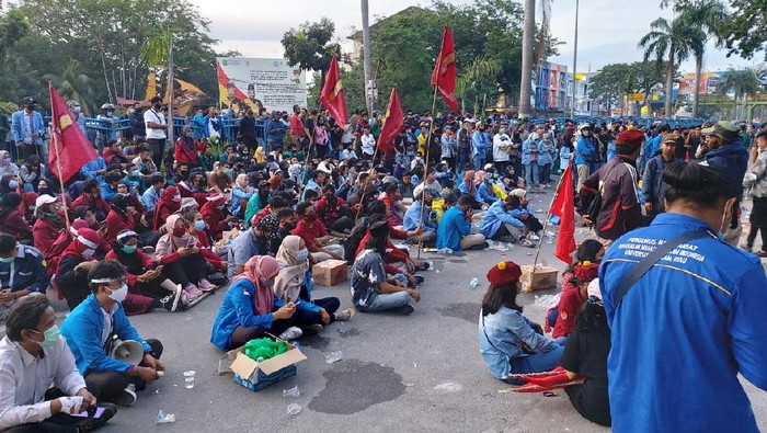 Aksi damai mahasiswa tolak omnibus law UU Cipta Kerja di Pekanbaru berjalan damai
